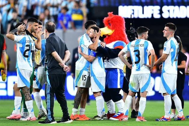 RECORD DATE NOT STATED Copa America USA 2024 Chile 0-1 Argentina Nicolas Gonzalez and Lionel Messi of Argentina during the game between Chile and Argentina as part of the CONMEBOL Copa America USA 2024 group A, at MetLife Stadium, on June 25, 2024 in East Rutherford, New Jersey, United States. EAST RUTHERFORD NEW JERSEY UNITED STATES  Copyright: xAdrianxMaciasx 20240625221526_CA_GA_2024_CHI_ARG_MESSI89