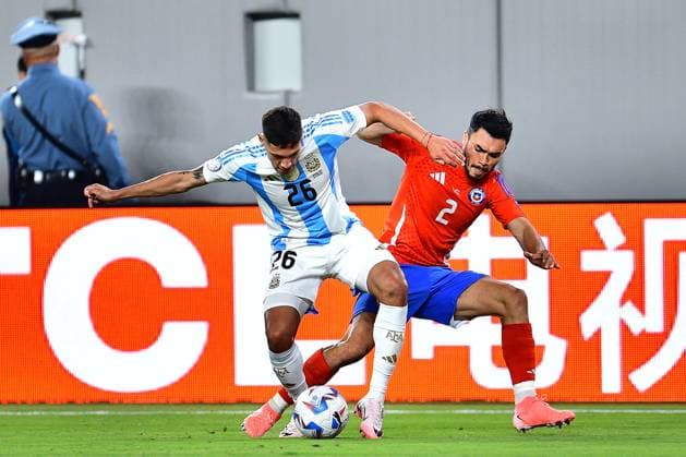 RECORD DATE NOT STATED Copa America USA 2024 Chile 0-1 Argentina Nahuel Molina (L) of Argentina fights for the ball with Gabriel Suazo (R) of Chile during the game between Chile and Argentina as part of the CONMEBOL Copa America USA 2024 group A, at MetLife Stadium, on June 25, 2024 in East Rutherford, New Jersey, United States. EAST RUTHERFORD NEW JERSEY UNITED STATES  Copyright: xAdrianxMaciasx 20240625222105_CA_GA_2024_CHI_ARG_MOLINA95