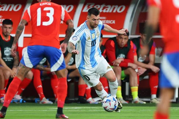 EAST RUTHERFORD, NJ - JUNE 25: Lionel Messi 10 of Argentina controls the ball during the first half of the CONMEBOL Copa America Group stage game against Chile on June 25, 2024 at MetLife Stadium in East Rutherford, New Jersey. (Photo by Rich Graessle Icon Sportswire) SOCCER: JUN 25 CONMEBOL Copa America - Chile vs Argentina EDITORIAL USE ONLY Icon240625472