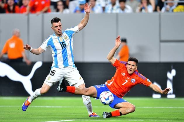 RECORD DATE NOT STATED Copa America USA 2024 Chile 0-1 Argentina Giovani Lo Celso (L) of Argentina fights for the ball with Marcelino Nunez (R) of Chile during the game between Chile and Argentina as part of the CONMEBOL Copa America USA 2024 group A, at MetLife Stadium, on June 25, 2024 in East Rutherford, New Jersey, United States. EAST RUTHERFORD NEW JERSEY UNITED STATES  Copyright: xAdrianxMaciasx 20240625222655_CA_GA_2024_CHI_ARG_NUNEZ111