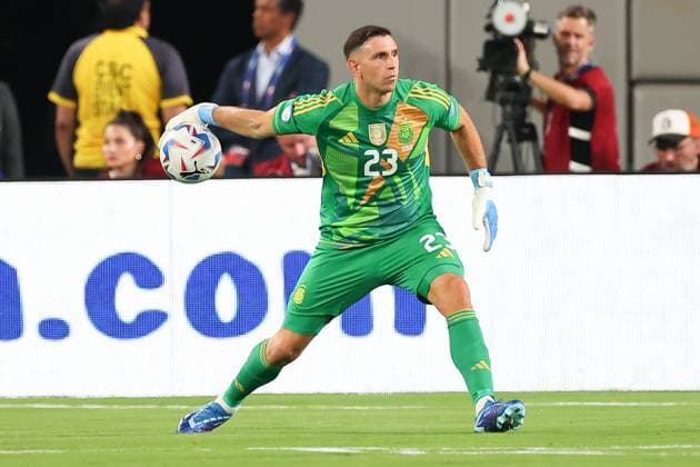EAST RUTHERFORD, NJ - JUNE 25: Emiliano Martinez 23 of Argentina during the first half of the CONMEBOL Copa America Group stage game against Chile on June 25, 2024 at MetLife Stadium in East Rutherford, New Jersey. (Photo by Rich Graessle Icon Sportswire) SOCCER: JUN 25 CONMEBOL Copa America - Chile vs Argentina EDITORIAL USE ONLY Icon240625504