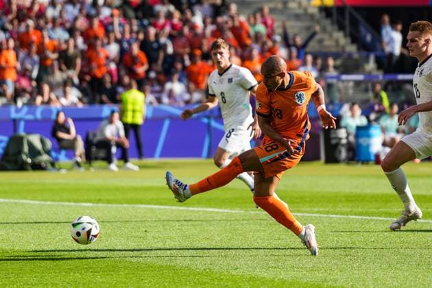 (240626) -- BERLIN, June 26, 2024 -- Donyell Malen of the Netherlands shoots during the UEFA EURO, EM, Europameisterschaft,Fussball 2024 Group D match between the Netherlands and Austria in Berlin, Germany, June 25, 2024. ) (SP)GERMANY-BERLIN-FOOTBALL-EURO 2024-THE NETHERLANDS VS AUSTRIA PengxZiyang 