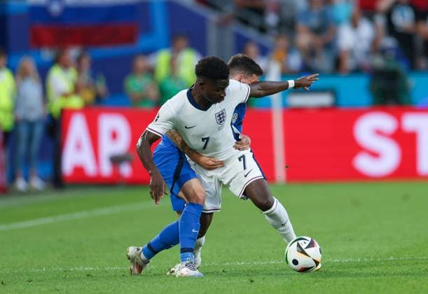 (240626) -- COLOGNE, June 26, 2024 -- Bukayo Saka (Front) of England competes during the UEFA EURO, EM, Europameisterschaft,Fussball 2024 Group C match between England and Slovenia in Cologne, Germany, June 25, 2024. ) (SP)GERMANY-COLOGNE-FOOTBALL-EURO 2024-ENGLAND VS SLOVENIA BaixXuefei 