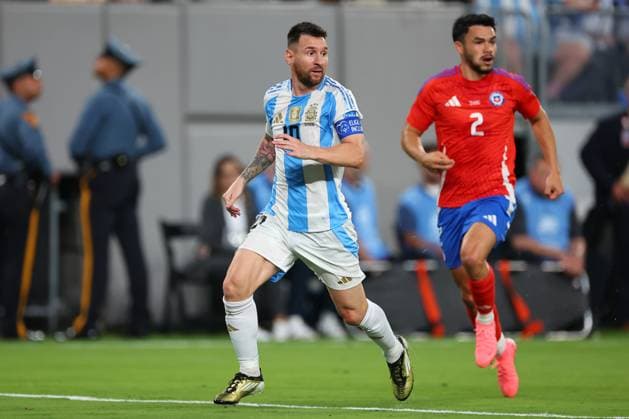 EAST RUTHERFORD, NJ - JUNE 25: Lionel Messi 10 of Argentina runs to goal during the first half of the CONMEBOL Copa America Group stage game against Chile on June 25, 2024 at MetLife Stadium in East Rutherford, New Jersey. (Photo by Rich Graessle Icon Sportswire) SOCCER: JUN 25 CONMEBOL Copa America - Chile vs Argentina EDITORIAL USE ONLY Icon240625513