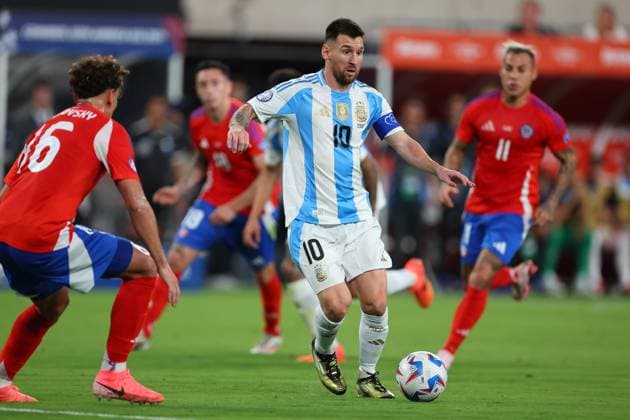 EAST RUTHERFORD, NJ - JUNE 25: Lionel Messi 10 of Argentina controls the ball during the first half of the CONMEBOL Copa America Group stage game against Argentina on June 25, 2024 at MetLife Stadium in East Rutherford, New Jersey. (Photo by Rich Graessle Icon Sportswire) SOCCER: JUN 25 CONMEBOL Copa America - Chile vs Argentina EDITORIAL USE ONLY Icon240625534