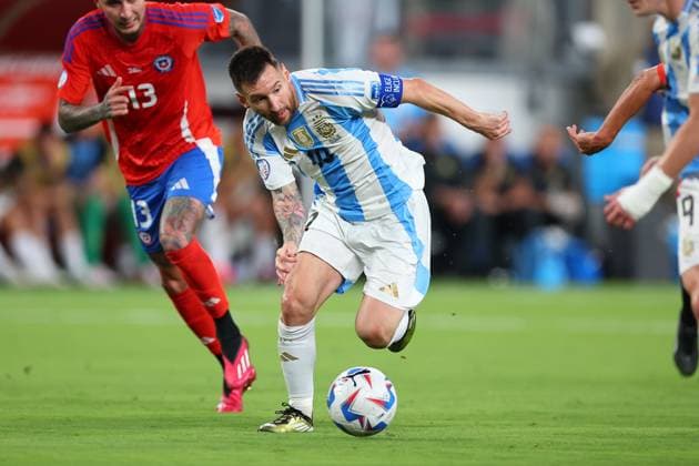 EAST RUTHERFORD, NJ - JUNE 25: Lionel Messi 10 of Argentina controls the ball during the first half of the CONMEBOL Copa America Group stage game against Argentina on June 25, 2024 at MetLife Stadium in East Rutherford, New Jersey. (Photo by Rich Graessle Icon Sportswire) SOCCER: JUN 25 CONMEBOL Copa America - Chile vs Argentina EDITORIAL USE ONLY Icon240625541