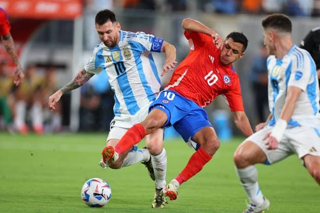 Bilder des Jahres 2024, Sport 06 Juni Sport Themen der Woche KW26 Sport Bilder des Tages EAST RUTHERFORD, NJ - JUNE 25: Lionel Messi 10 of Argentina battles Alexis Sanchez 10 of Chile during the first half of the CONMEBOL Copa America Group stage game on June 25, 2024 at MetLife Stadium in East Rutherford, New Jersey. (Photo by Rich Graessle Icon Sportswire) SOCCER: JUN 25 CONMEBOL Copa America - Chile vs Argentina EDITORIAL USE ONLY Icon240625545