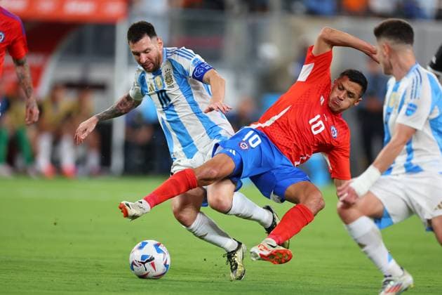 EAST RUTHERFORD, NJ - JUNE 25: Lionel Messi 10 of Argentina battles Alexis Sanchez 10 of Chile during the first half of the CONMEBOL Copa America Group stage game on June 25, 2024 at MetLife Stadium in East Rutherford, New Jersey. (Photo by Rich Graessle Icon Sportswire) SOCCER: JUN 25 CONMEBOL Copa America - Chile vs Argentina EDITORIAL USE ONLY Icon240625547
