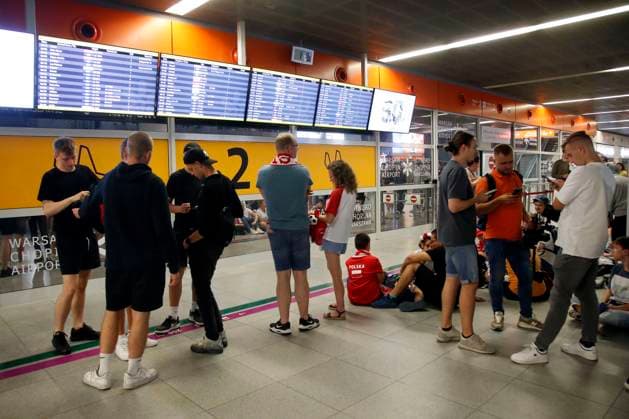 WARSZAWA 26.06.2024 PRZYLOT I POWITANIE REPREZENTACJI POLSKI W PILKE NOZNA Z EURO 2024 W NIEMCZECH N Z. KIBICE FOT. ALEKSANDER MAJDANSKI NEWSPIX.PL --- Newspix.pl Polish national team, Nationalteam return from euro 2024 in Germany POLAND OUT!  AM260624_001