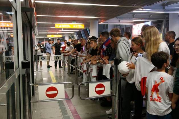WARSZAWA 26.06.2024 PRZYLOT I POWITANIE REPREZENTACJI POLSKI W PILKE NOZNA Z EURO 2024 W NIEMCZECH N Z. KIBICE FOT. ALEKSANDER MAJDANSKI NEWSPIX.PL --- Newspix.pl Polish national team, Nationalteam return from euro 2024 in Germany POLAND OUT!  AM260624_007