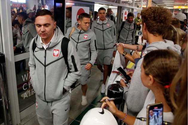 WARSZAWA 26.06.2024 PRZYLOT I POWITANIE REPREZENTACJI POLSKI W PILKE NOZNA Z EURO 2024 W NIEMCZECH N Z. PIOTR ZIELINSKI JAN BEDNAREK FOT. ALEKSANDER MAJDANSKI NEWSPIX.PL --- Newspix.pl Polish national team, Nationalteam return from euro 2024 in Germany POLAND OUT!  AM260624_008
