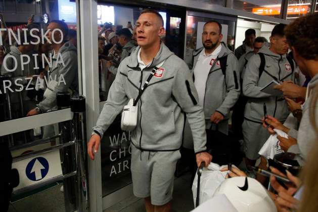 WARSZAWA 26.06.2024 PRZYLOT I POWITANIE REPREZENTACJI POLSKI W PILKE NOZNA Z EURO 2024 W NIEMCZECH N Z. LUKASZ SKORUPSKI FOT. ALEKSANDER MAJDANSKI NEWSPIX.PL --- Newspix.pl Polish national team, Nationalteam return from euro 2024 in Germany POLAND OUT!  AM260624_011