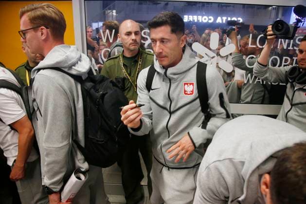 WARSZAWA 26.06.2024 PRZYLOT I POWITANIE REPREZENTACJI POLSKI W PILKE NOZNA Z EURO 2024 W NIEMCZECH N Z. ROBERT LEWANDOWSKI FOT. ALEKSANDER MAJDANSKI NEWSPIX.PL --- Newspix.pl Polish national team, Nationalteam return from euro 2024 in Germany POLAND OUT!  AM260624_013