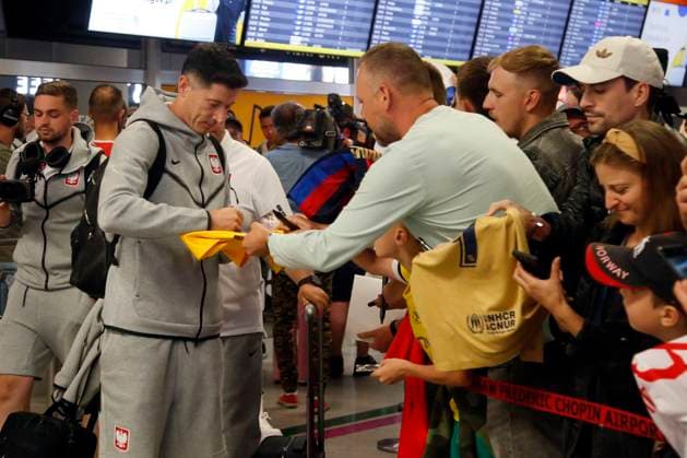 WARSZAWA 26.06.2024 PRZYLOT I POWITANIE REPREZENTACJI POLSKI W PILKE NOZNA Z EURO 2024 W NIEMCZECH N Z. ROBERT LEWANDOWSKI FOT. ALEKSANDER MAJDANSKI NEWSPIX.PL --- Newspix.pl Polish national team, Nationalteam return from euro 2024 in Germany POLAND OUT!  AM260624_014