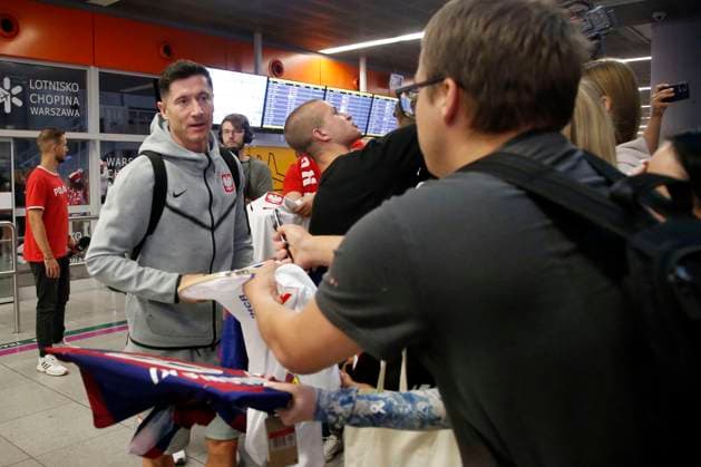 WARSZAWA 26.06.2024 PRZYLOT I POWITANIE REPREZENTACJI POLSKI W PILKE NOZNA Z EURO 2024 W NIEMCZECH N Z. ROBERT LEWANDOWSKI FOT. ALEKSANDER MAJDANSKI NEWSPIX.PL --- Newspix.pl Polish national team, Nationalteam return from euro 2024 in Germany POLAND OUT!  AM260624_015
