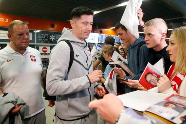 WARSZAWA 26.06.2024 PRZYLOT I POWITANIE REPREZENTACJI POLSKI W PILKE NOZNA Z EURO 2024 W NIEMCZECH N Z. ROBERT LEWANDOWSKI FOT. ALEKSANDER MAJDANSKI NEWSPIX.PL --- Newspix.pl Polish national team, Nationalteam return from euro 2024 in Germany POLAND OUT!  AM260624_018