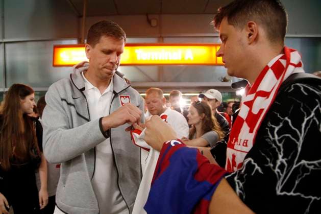 WARSZAWA 26.06.2024 PRZYLOT I POWITANIE REPREZENTACJI POLSKI W PILKE NOZNA Z EURO 2024 W NIEMCZECH N Z. FOT. ALEKSANDER MAJDANSKI NEWSPIX.PL --- Newspix.pl Polish national team, Nationalteam return from euro 2024 in Germany POLAND OUT!  AM260624_021