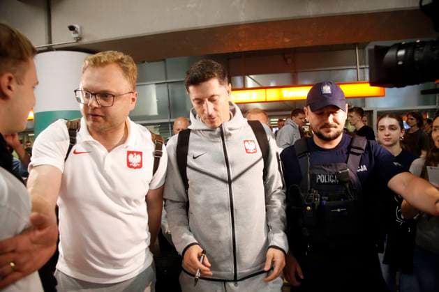 WARSZAWA 26.06.2024 PRZYLOT I POWITANIE REPREZENTACJI POLSKI W PILKE NOZNA Z EURO 2024 W NIEMCZECH N Z. ROBERT LEWANDOWSKI FOT. ALEKSANDER MAJDANSKI NEWSPIX.PL --- Newspix.pl Polish national team, Nationalteam return from euro 2024 in Germany POLAND OUT!  AM260624_023