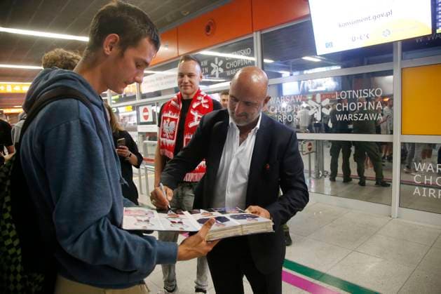 WARSZAWA 26.06.2024 PRZYLOT I POWITANIE REPREZENTACJI POLSKI W PILKE NOZNA Z EURO 2024 W NIEMCZECH N Z. MICHAL PROBIERZ FOT. ALEKSANDER MAJDANSKI NEWSPIX.PL --- Newspix.pl Polish national team, Nationalteam return from euro 2024 in Germany POLAND OUT!  AM260624_027