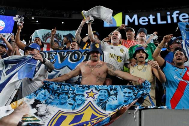 Chile v Argentina - CONMEBOL Copa America USA 2024 Fans of Argentina are cheering their team during the CONMEBOL Copa America 2024 match between Chile and Argentina at MetLife Stadium on June 25, 2024, in East Rutherford, New Jersey. Argentina is qualifying for the quarterfinals of the Copa America after beating Chile 1-0 in a tough match. Lautaro Martinez is scoring with only two minutes left in the match played at MetLife Stadium in New Jersey for the second matchday of Group A. Lionel Messi s Albiceleste is coming in with a 2-0 win over Canada on the first matchday. The Chilean national team, Nationalteam is drawing goalless against Peru. NEW JERSEY United States  Copyright: xDeccioxSerranox originalFilename:serrano-notitle240626_npx3I.jpg