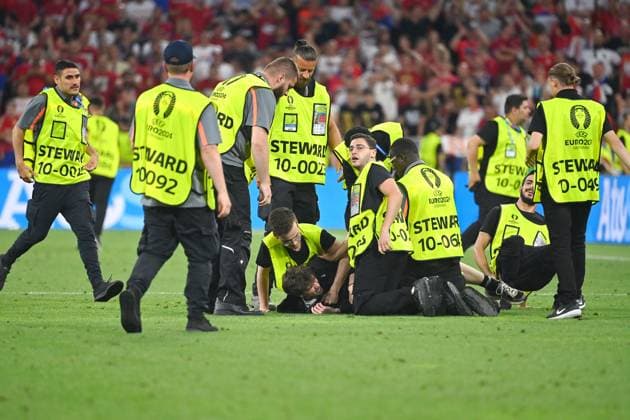 Stewards,Security staff caught a streaker Group stage Group C Denmark DEN Serbia SRB 0 0 on 25 06 2024, Fussball Arena Muenchen Football UEFA EURO 2024 GERMANY from 14 06 2024 14 07 2024