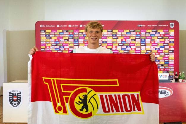 Football, Men, Season 2023 2024, European Championship 2024 in Germany, Press conference of the national team of Austria in the ÖFB Media Center Berlin Marshall Haus Messe Berlin , Leopold Querfeld Austria with flag of his future club 1 FC Union Berlin, 26 06 2024, Copyright: xMatthiasxKochx