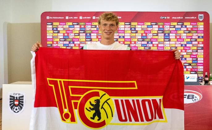 Football, Men, Season 2023 2024, European Championship 2024 in Germany, Press conference of the national team of Austria in the ÖFB Media Center Berlin Marshall Haus Messe Berlin , Leopold Querfeld Austria with flag of his future club 1 FC Union Berlin, 26 06 2024, Copyright: xMatthiasxKochx