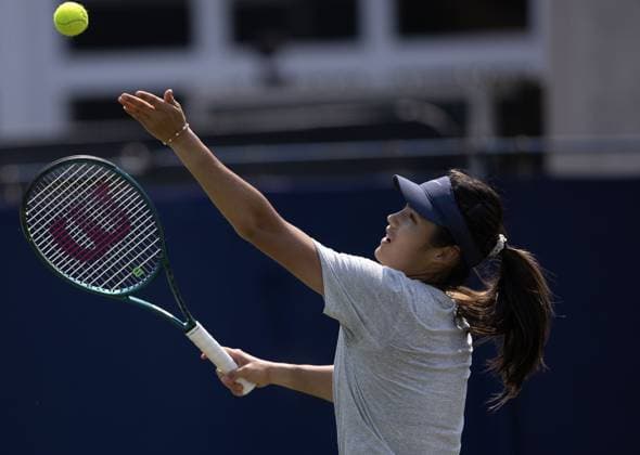 Emma Raducanu of GBR in action during practice Rothesay International Eastbourne, Day 4, Tennis, Devonshire Park, Eastbourne, UK - 26 June 2024  Copyright: xEllaxLing Shutterstockx 14558912z