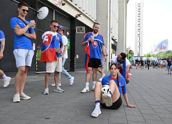 26 06 2024, xsltx, European Football Championship 2024, Slovakia Romania emspor, v l emotions, fans, atmosphere, flags, logo, Slovakia spectators, jerseys UEFA REGULATIONS PROHIBIT ANY USE OF PHOTOGRAPHS as IMAGE SEQUENCES and or QUASI VIDEO Frankfurt