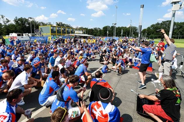 Slovakian fans celebrate before the match at the stadium entrance GER, Slovakia SVK vs Romania ROU , European Football Championship, UEFA EURO 2024, Group E, Matchday 3, 26 06 2024 GER, Slovakia SVK vs Romania ROU , European Football Championship, UEFA EURO 2024, Group E, Matchday 3, 26 06 2024 Frankfurt Copyright: xEibner-Pressefoto RogerxBuerkex EP