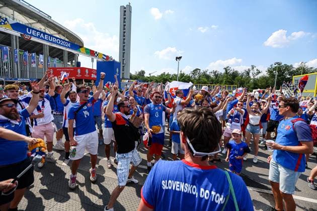 Slovakian fans celebrate before the match at the stadium entrance GER, Slovakia SVK vs Romania ROU , European Football Championship, UEFA EURO 2024, Group E, Matchday 3, 26 06 2024 GER, Slovakia SVK vs Romania ROU , European Football Championship, UEFA EURO 2024, Group E, Matchday 3, 26 06 2024 Frankfurt Copyright: xEibner-Pressefoto RogerxBuerkex EP