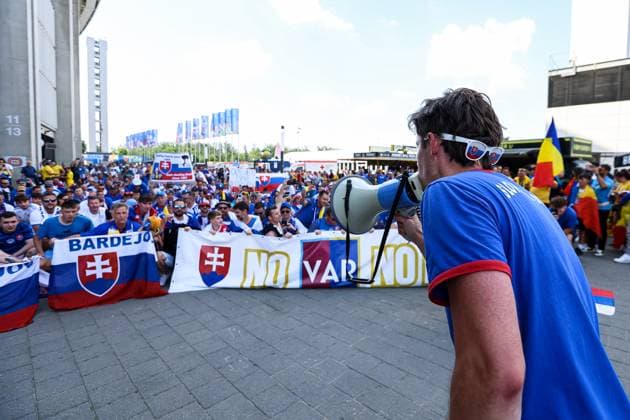 Slovakian fans celebrate before the match at the stadium entrance GER, Slovakia SVK vs Romania ROU , European Football Championship, UEFA EURO 2024, Group E, Matchday 3, 26 06 2024 GER, Slovakia SVK vs Romania ROU , European Football Championship, UEFA EURO 2024, Group E, Matchday 3, 26 06 2024 Frankfurt Copyright: xEibner-Pressefoto RogerxBuerkex EP