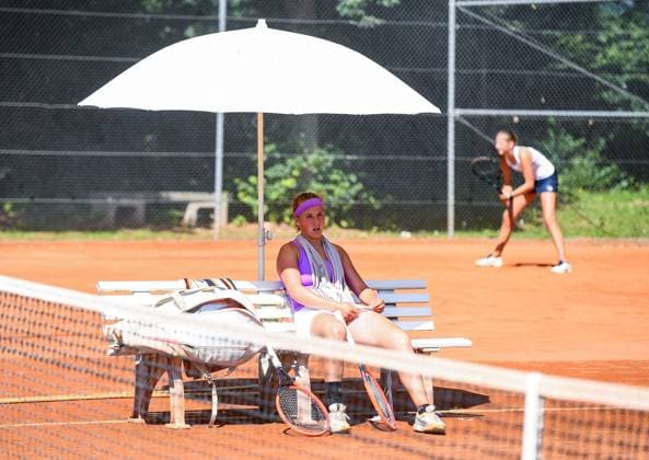 26 06 2024, xpsx, Tennis ITF Tournament, v l Fenna Steveker GER Heat Summer Hot Water PAuse Shade Bruchköbel Hessen Germany DEU