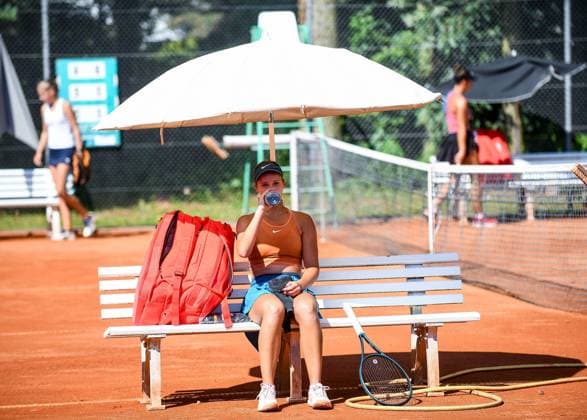 26 06 2024, xpsx, tennis ITF tournament, v l Polina Humeniuk UKR sommer schatten trinken Bruchköbel Hessen Germany DEU