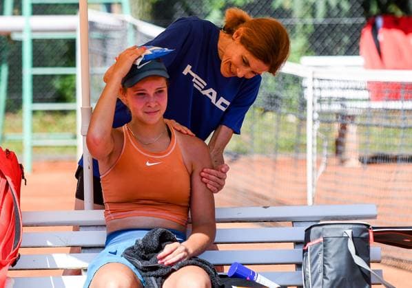 26 06 2024, xpsx, tennis ITF tournament, v l Polina Humeniuk UKR summer shade drink cool water Bruchköbel Hessen Germany DEU