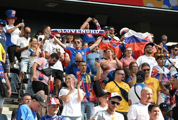 26 06 2024, xsltx, European Football Championship 2024, Slovakia Romania emspor, v l emotions, fans, atmosphere, flags, logo, Slovakia spectators, jerseys UEFA REGULATIONS PROHIBIT ANY USE OF PHOTOGRAPHS as IMAGE SEQUENCES and or QUASI VIDEO Frankfurt