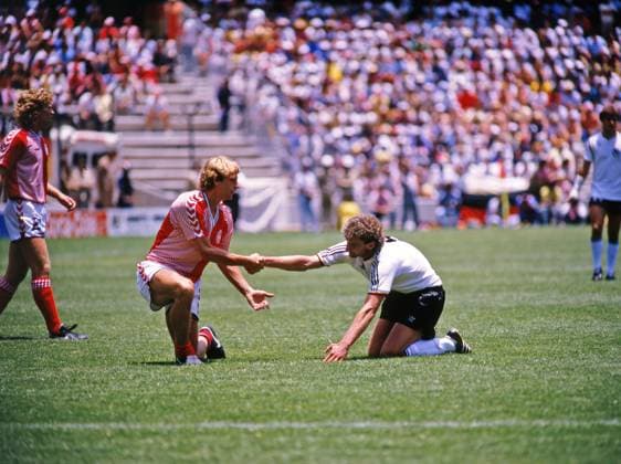 Archivbilder der Woche SPORT KW25 13.06.86 Dänemark - Deutschland Mexiko, La Corregidora, 13.06.1986, Fussball, FIFA WM 1986 in Mexiko, Dänemark - Deutschland (2:0): v.l. Sören Busk (Dänemark), Rudi Völler (Deutschland). *** 13 06 86 Denmark Germany Mexico, La Corregidora, 13 06 1986, Soccer, FIFA World Cup 1986 in Mexico, Denmark Germany 2 0 v l Sören Busk Denmark , Rudi Völler Germany