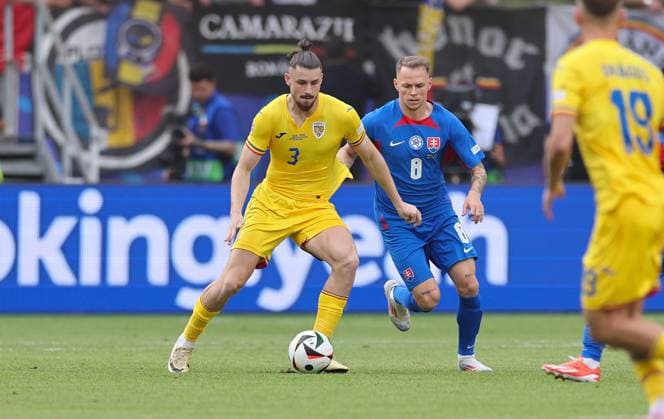 26 06 2024, European Football Championship, UEFA EURO 2024, Slovakia Romania, Group E, Arena Frankfurt, f l , Radu Matei Dragusin Romania , Ondrej Duda Slovakia Copyright: HMBxMedia