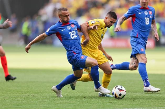 26 06 2024, European Football Championship, UEFA EURO 2024, Slovakia Romania, Group E, Arena Frankfurt, f l , Stanislav Lobotka Slovakia , Razvan Gabriel Marin Romania Copyright: HMBxMedia