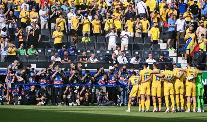 26 06 2024, xpsx, UEFA Euro 2024 preliminary round, Slovakia Romania v l Photographers at the team photo DFL DFB REGULATIONS PROHIBIT ANY USE OF PHOTOGRAPHS as IMAGE SEQUENCES and or QUASI VIDEO emspor Frankfurt