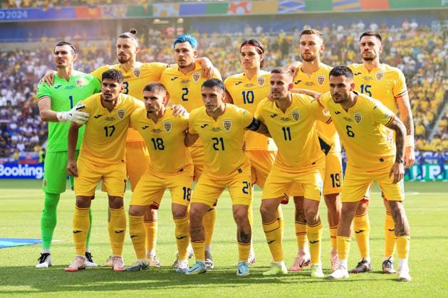Fußball UEFA EURO 2024 Gruppe E Slowakei gegen Rumänien 26. Juni 2024 UEFA EURO 2024 Gruppe E Slowakei gegen Rumänien Die rumänische Mannschaft stellt sich für ein Foto auf Foto Simon Stacpoole Abseits Frankfurt Deutschland  Copyright: xSimonxStacpoolexOffside