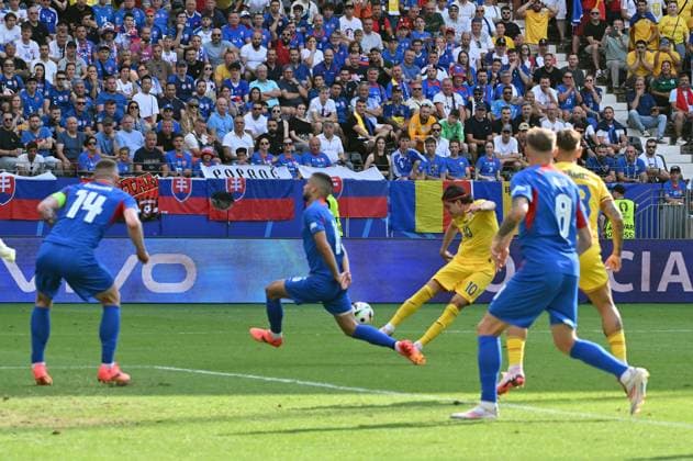 26 06 2024, xsltx, European Football Championship 2024, Slovakia Romania emspor, v l Ianis Hagi Romania Romania DFL DFB REGULATIONS PROHIBIT ANY USE OF PHOTOGRAPHS as IMAGE SEQUENCES and or QUASI VIDEO Frankfurt
