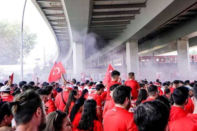 Hamburg, Germany, June 26th 2024: Fans of Turkiye doing the fan march to the stadium prior to the the UEFA EURO, EM, Europameisterschaft,Fussball 2024 Germany Group F football match between Czechia and Turkiye at Volksparkstadion in Hamburg, Germany. (Daniela Porcelli SPP)  Copyright: xDanielaxPorcellix xSPPx spp-en-DaPoSp-20240626-_DP20651