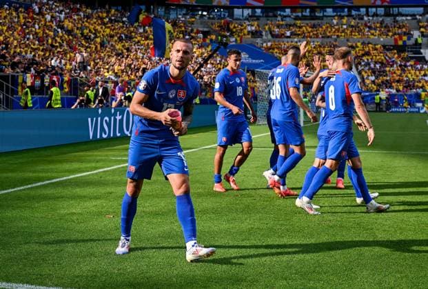 26 06 2024, xpsx, UEFA Euro 2024 preliminary round, Slovakia Romania v l celebrate the goal, goal celebration for 1 0 goal scorer Ondrej Duda Slovakia , Lukas Haraslin Slovakia takes cup and makes the drinking gesture DFL DFB REGULATIONS PROHIBIT ANY USE OF PHOTOGRAPHS as IMAGE SEQUENCES and or QUASI VIDEO emspor Frankfurt