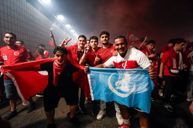 Hamburg, Germany, June 26th 2024: Fans of Turkiye doing the fan march to the stadium prior to the the UEFA EURO, EM, Europameisterschaft,Fussball 2024 Germany Group F football match between Czechia and Turkiye at Volksparkstadion in Hamburg, Germany. (Daniela Porcelli SPP)  Copyright: xDanielaxPorcellix xSPPx spp-en-DaPoSp-20240626-_DP20698