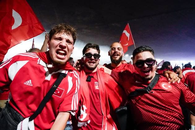 Hamburg, Germany, June 26th 2024: Fans of Turkiye doing the fan march to the stadium prior to the the UEFA EURO, EM, Europameisterschaft,Fussball 2024 Germany Group F football match between Czechia and Turkiye at Volksparkstadion in Hamburg, Germany. (Daniela Porcelli SPP)  Copyright: xDanielaxPorcellix xSPPx spp-en-DaPoSp-20240626-_DP20720