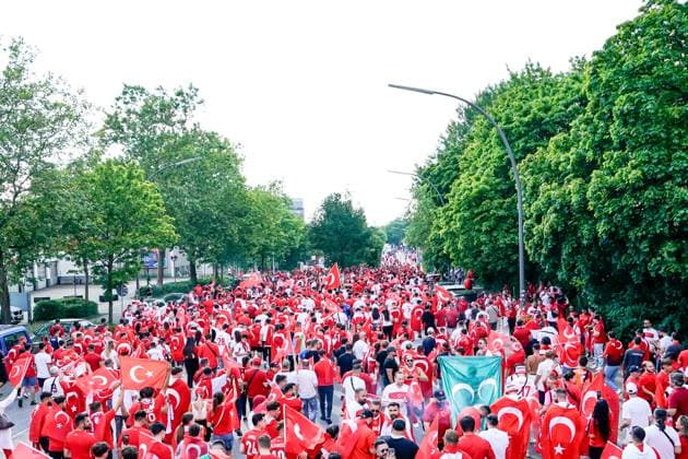 Hamburg, Germany, June 26th 2024: Fans of Turkiye doing the fan march to the stadium photographed from the fan bus prior to the UEFA EURO, EM, Europameisterschaft,Fussball 2024 Germany Group F football match between Czechia and Turkiye at Volksparkstadion in Hamburg, Germany. (Daniela Porcelli SPP)  Copyright: xDanielaxPorcellix xSPPx spp-en-DaPoSp-20240626-_DP20755
