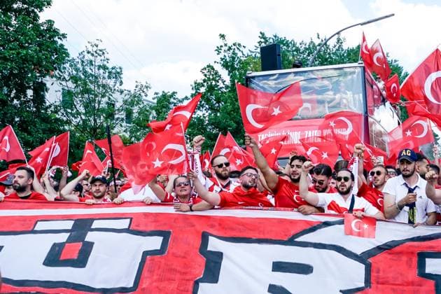 Hamburg, Germany, June 26th 2024: Fans of Turkiye doing the fan march to the stadium prior to the UEFA EURO, EM, Europameisterschaft,Fussball 2024 Germany Group F football match between Czechia and Turkiye at Volksparkstadion in Hamburg, Germany. (Daniela Porcelli SPP)  Copyright: xDanielaxPorcellix xSPPx spp-en-DaPoSp-20240626-_DP20836