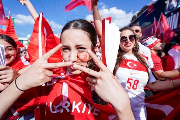 Hamburg, Germany, June 26th 2024: Fans of Turkiye doing the fan march to the stadium prior to the UEFA EURO, EM, Europameisterschaft,Fussball 2024 Germany Group F football match between Czechia and Turkiye at Volksparkstadion in Hamburg, Germany. (Daniela Porcelli SPP)  Copyright: xDanielaxPorcellix xSPPx spp-en-DaPoSp-20240626-_DP20917