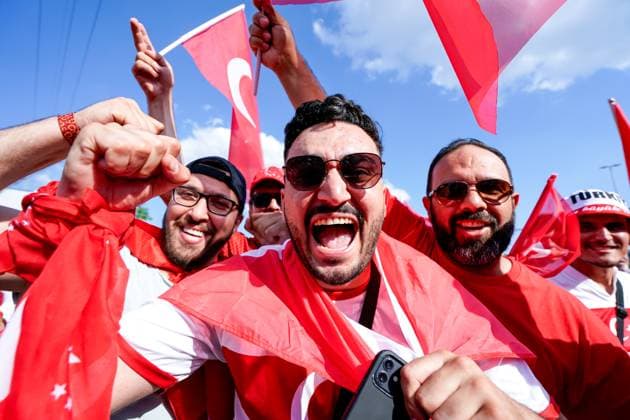 Hamburg, Germany, June 26th 2024: Fans of Turkiye doing the fan march to the stadium prior to the UEFA EURO, EM, Europameisterschaft,Fussball 2024 Germany Group F football match between Czechia and Turkiye at Volksparkstadion in Hamburg, Germany. (Daniela Porcelli SPP)  Copyright: xDanielaxPorcellix xSPPx spp-en-DaPoSp-20240626-_DP20939